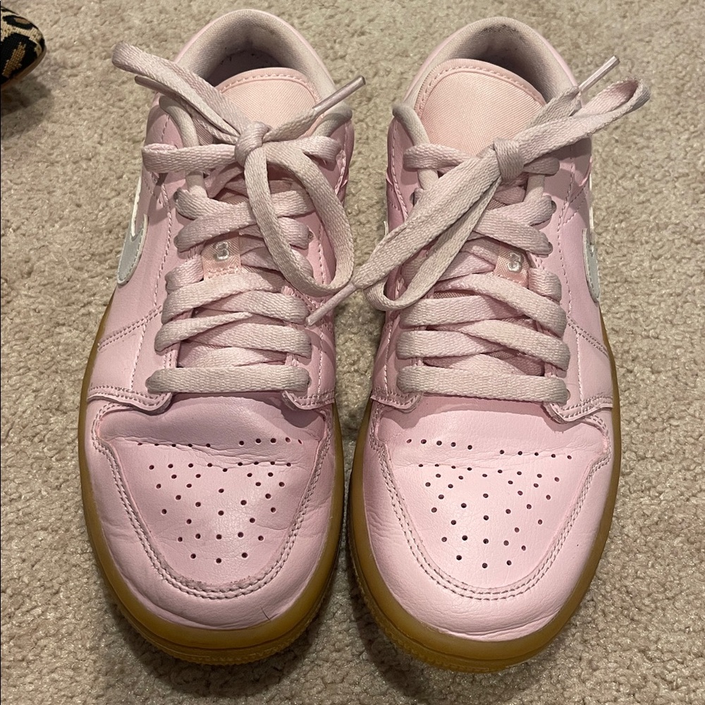 Woman’s Air Jordan 1 Low 'Arctic Pink Gum sneakers sz 6